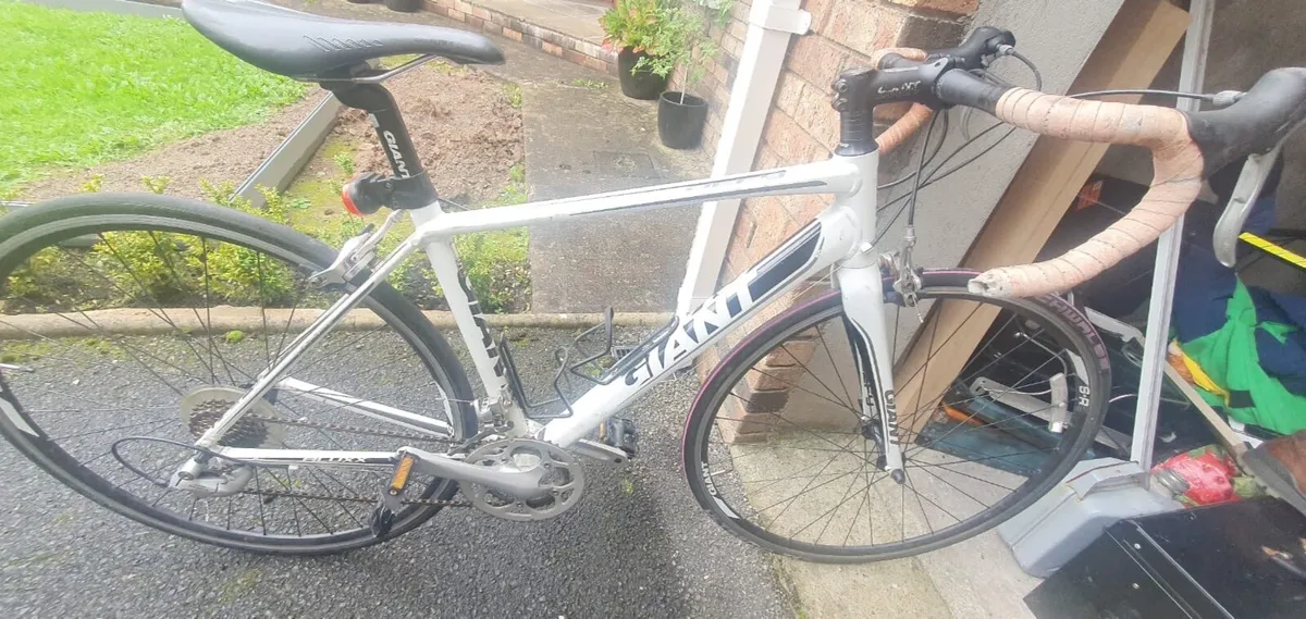 Giant Defy 3 racing bike - Image 1