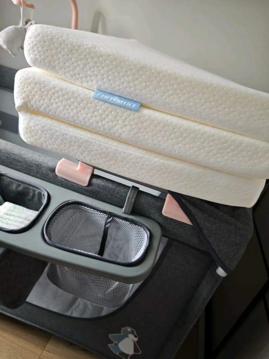 Travel cot with + mattress+ fitted sheets - Image 4