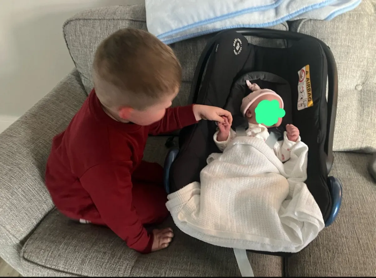 MaxiCosi Car Seat & IsoFix Base - Image 1