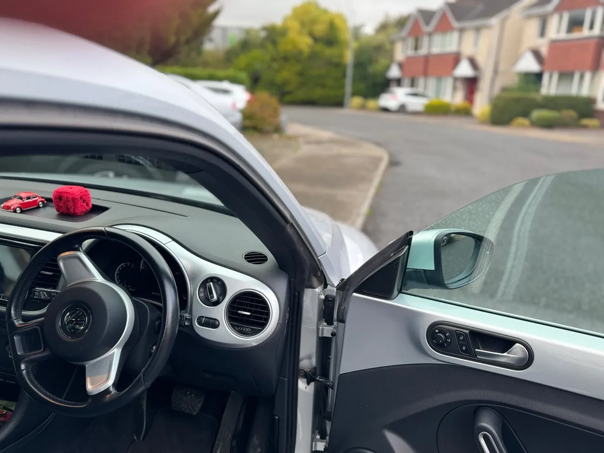 Volkswagen Beetle 2012 - Image 3