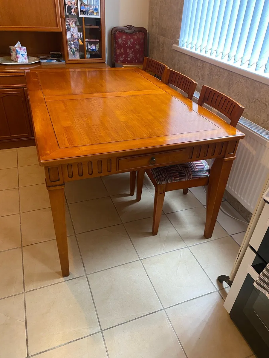 Kitchen table - Image 1