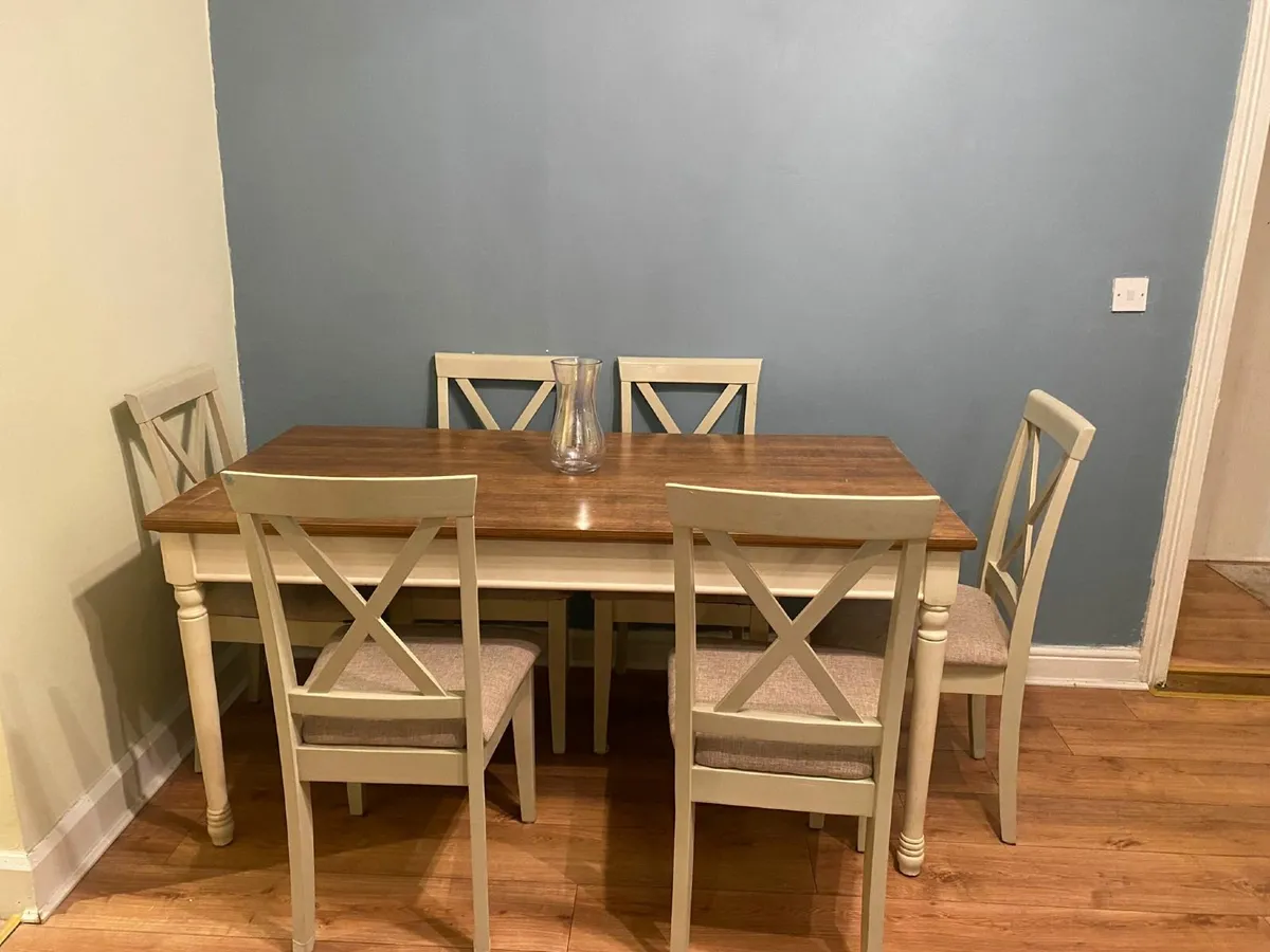 Table and chairs - Image 1