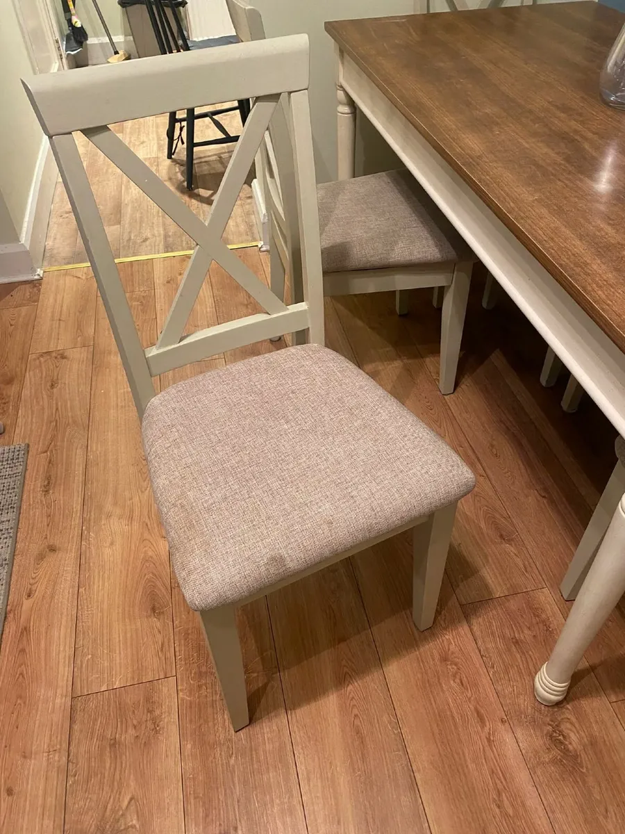 Table and chairs - Image 3