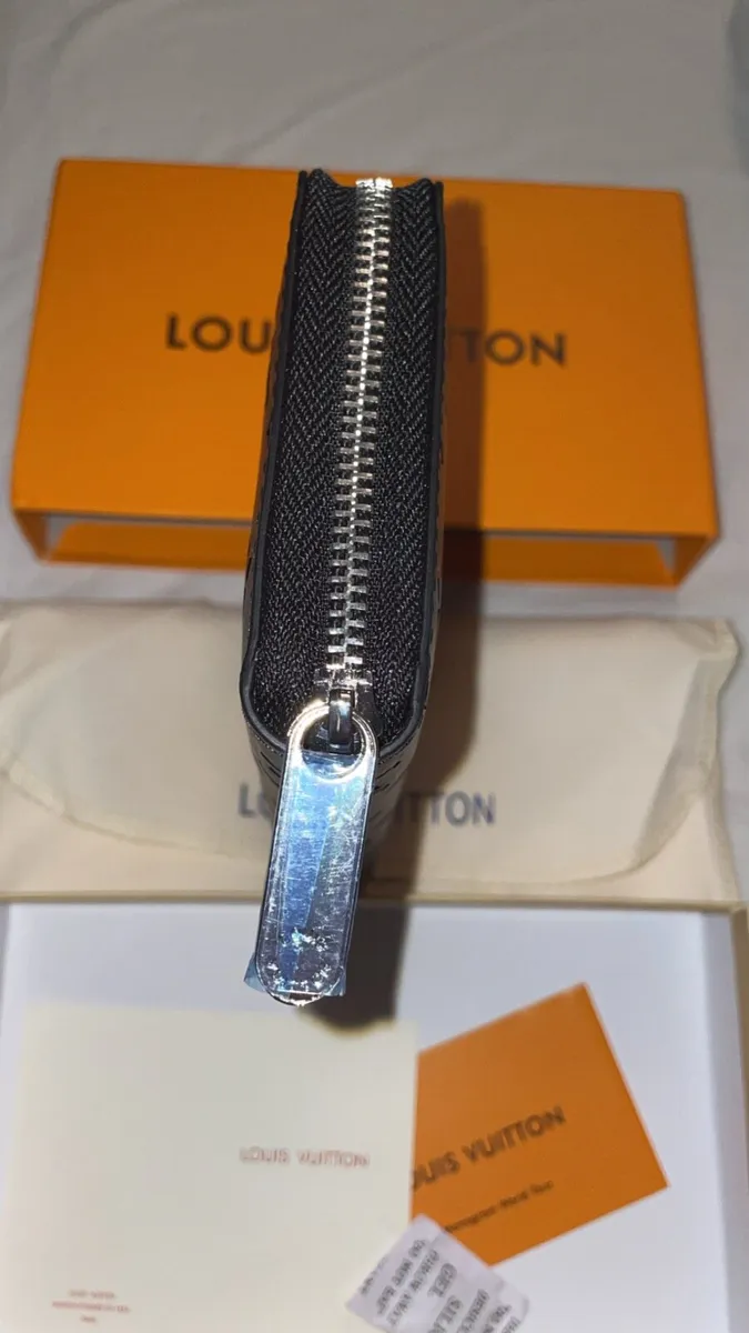Louis Vuitton black leather purse - Image 4