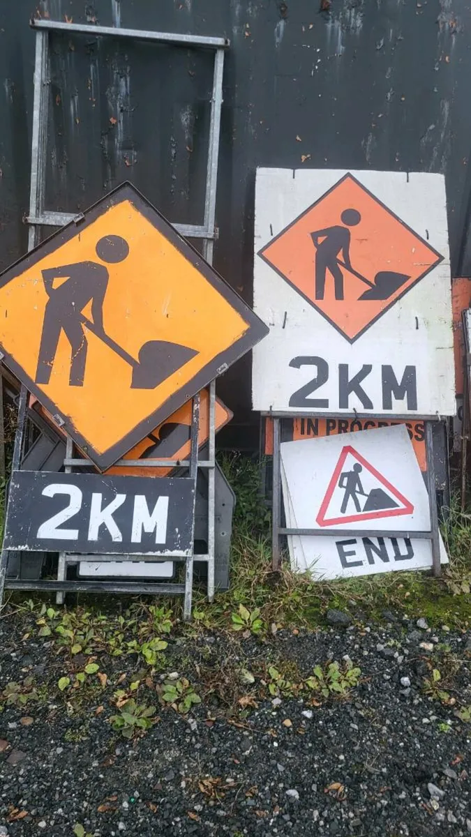 Road management signage - Image 4