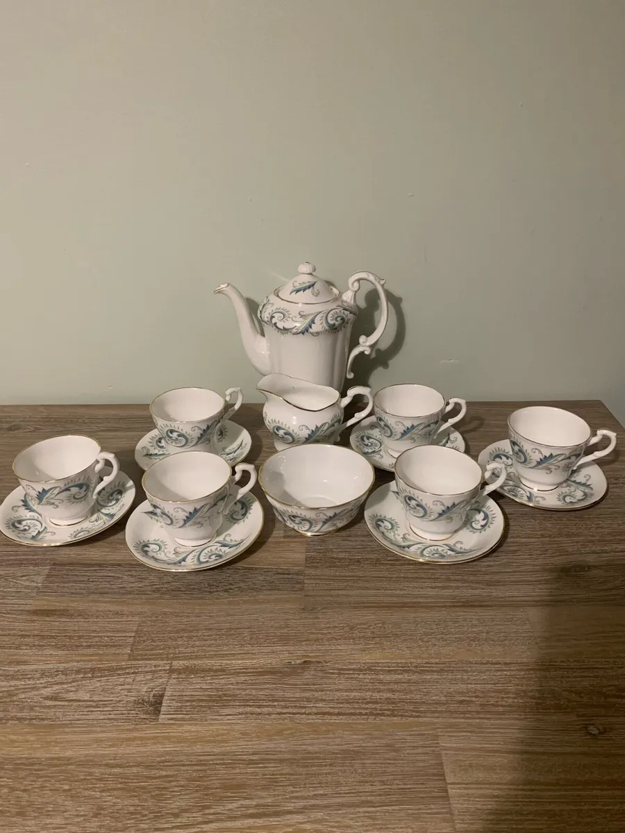 15 Piece Royal Standard Garland China Tea Set - Image 1