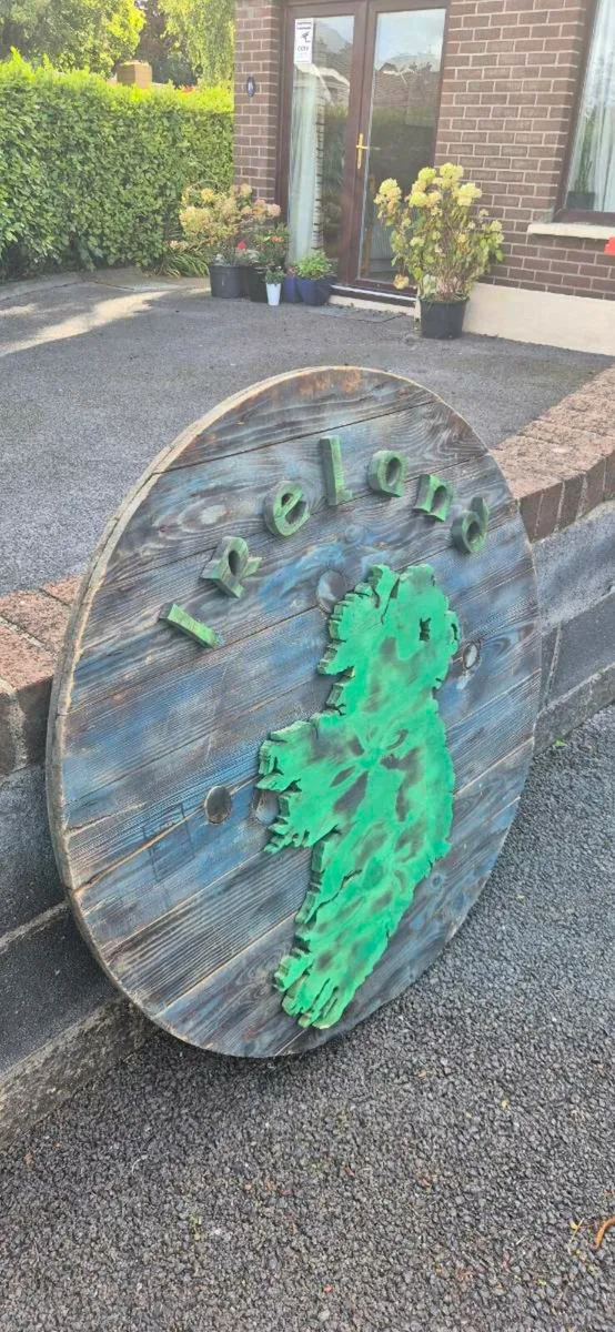 Beautiful irish art work, suit bar - Image 3