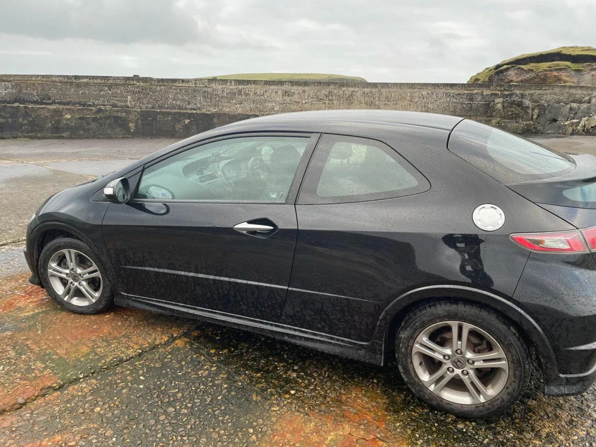 Honda Civic 2011 - Image 2