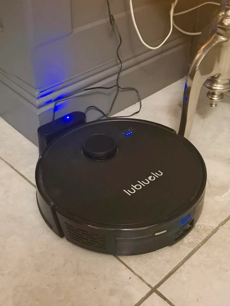 ROBOT VACUUM & MOP - Image 1