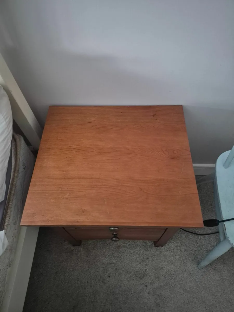 Pair of bedside tables - Image 1