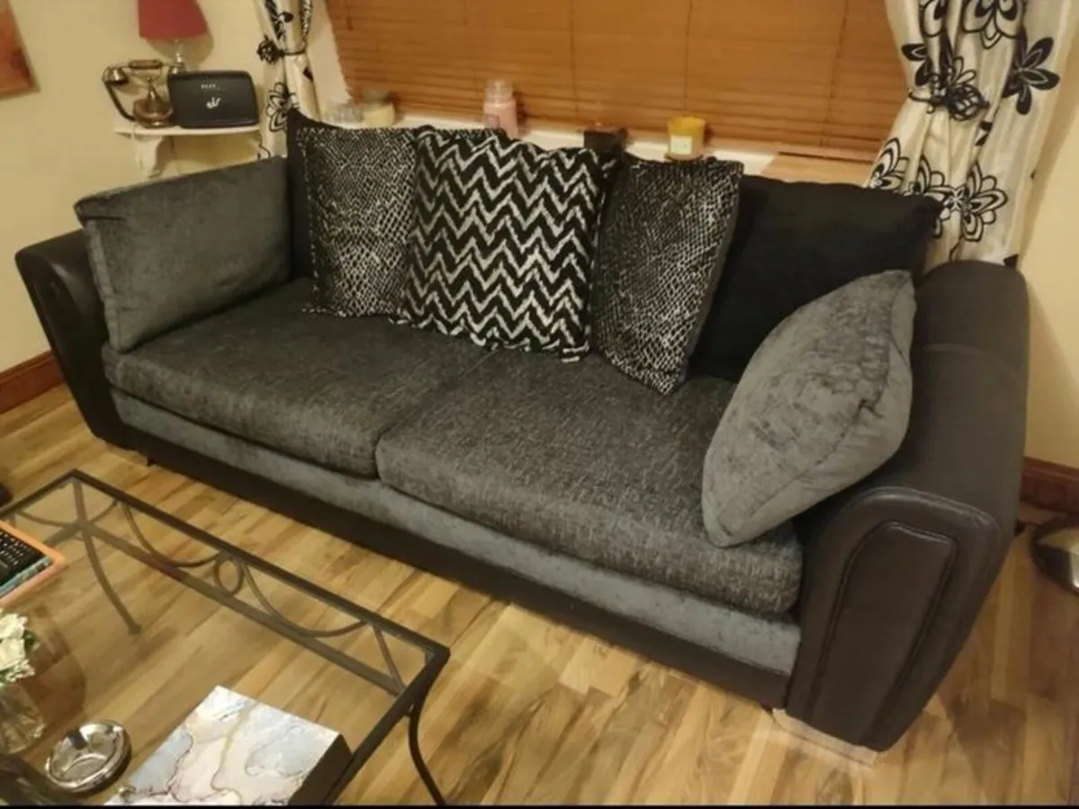 Like new 3 seat pillowback couch - Image 1