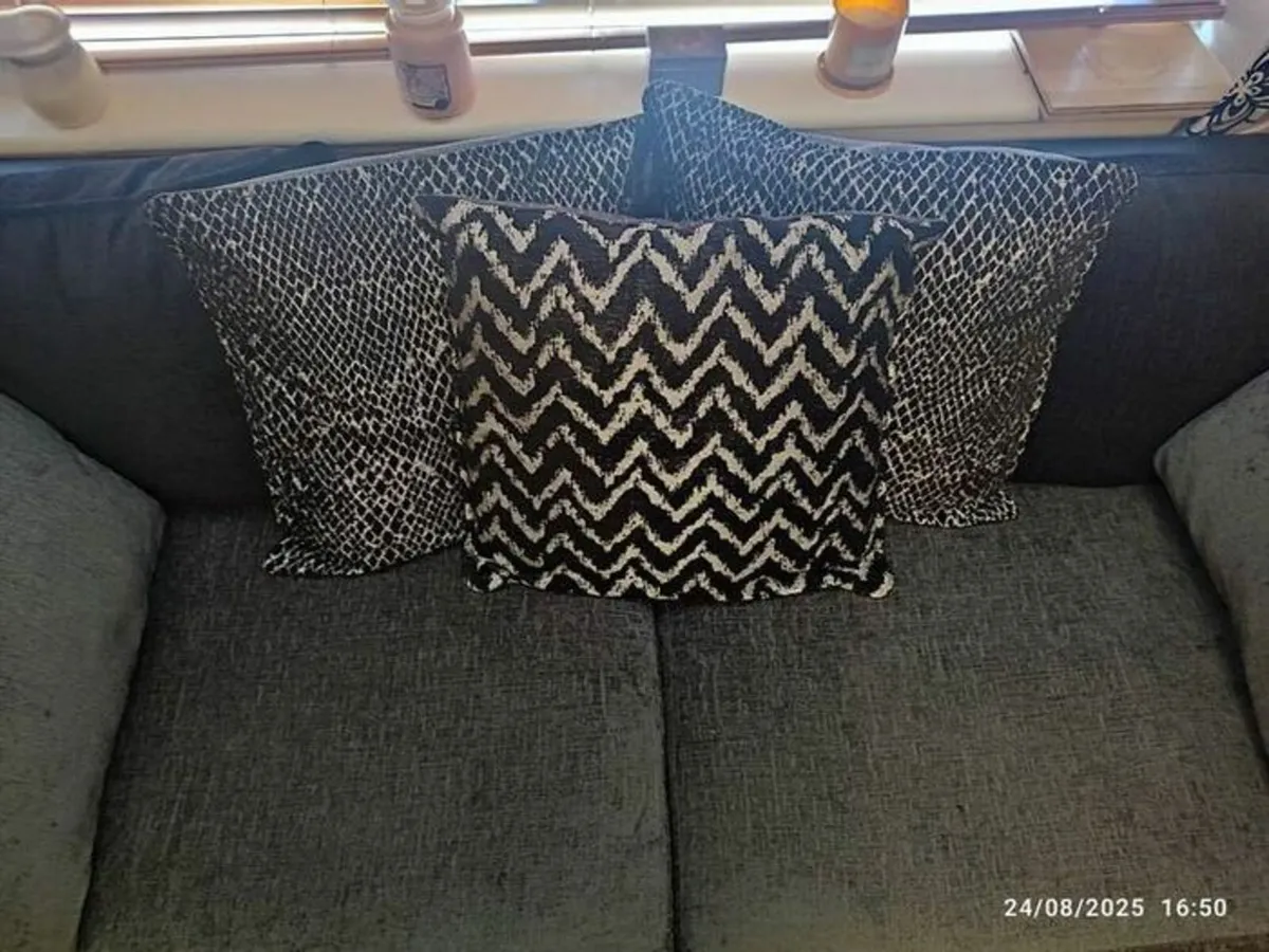 Like new 3 seat pillowback couch - Image 2