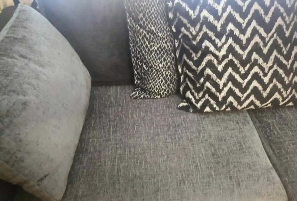 Like new 3 seat pillowback couch - Image 3