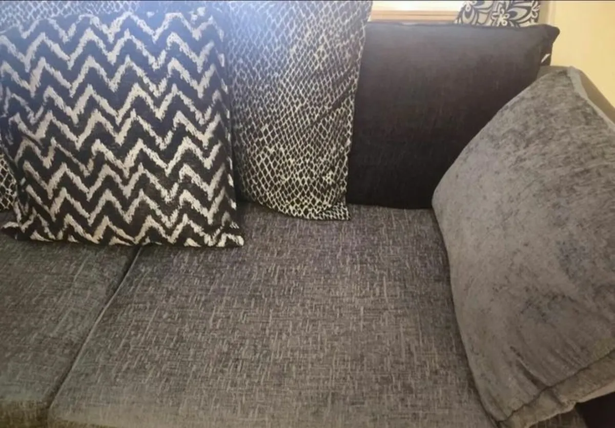 Like new 3 seat pillowback couch - Image 4