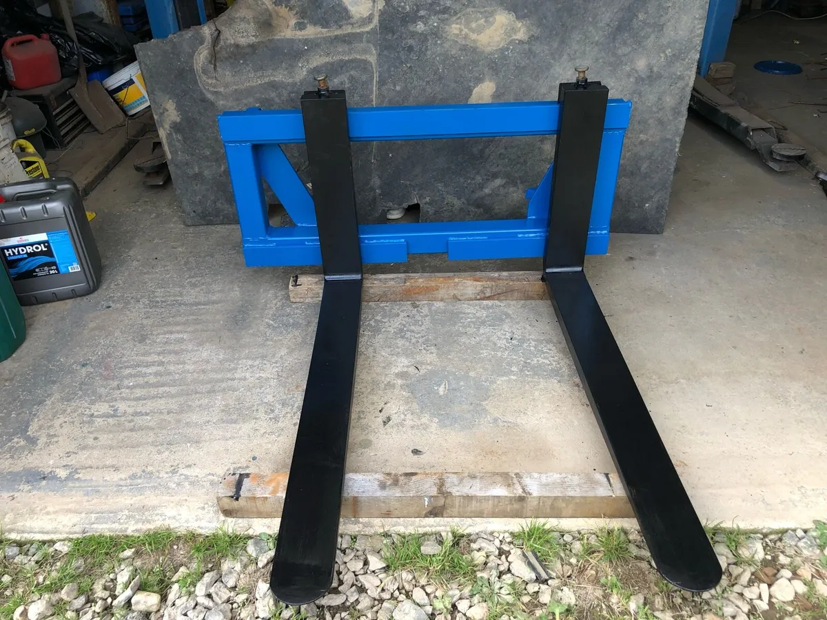 Pallet Forks on euro brackets - Image 1