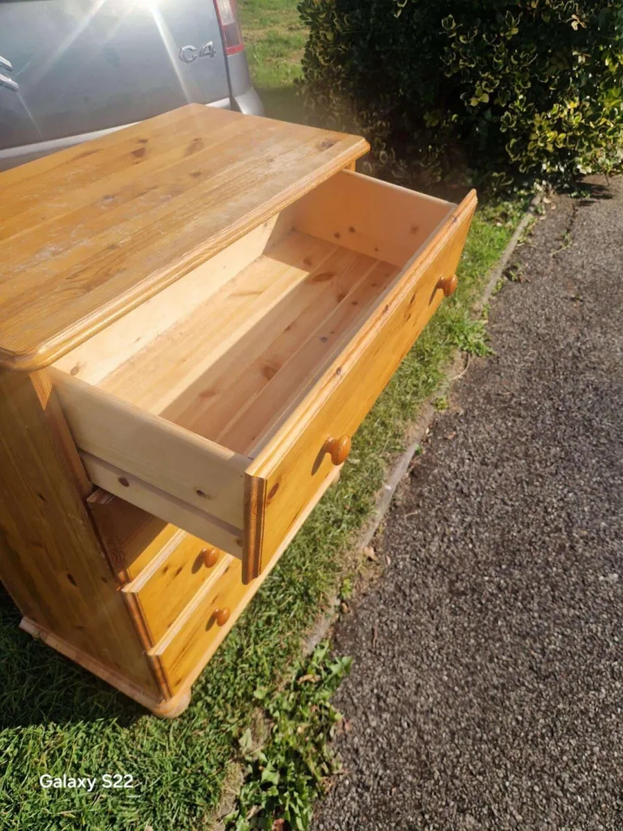 Pine chest of drawer - Image 2