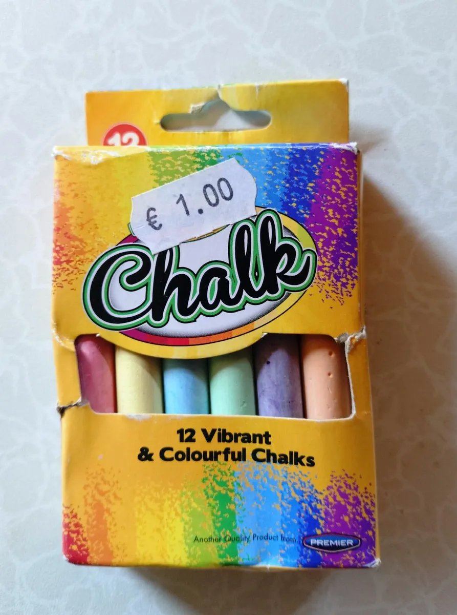 BOX OF CHALK & PACKET OF PAPER STREAMERS (NEW). - Image 1