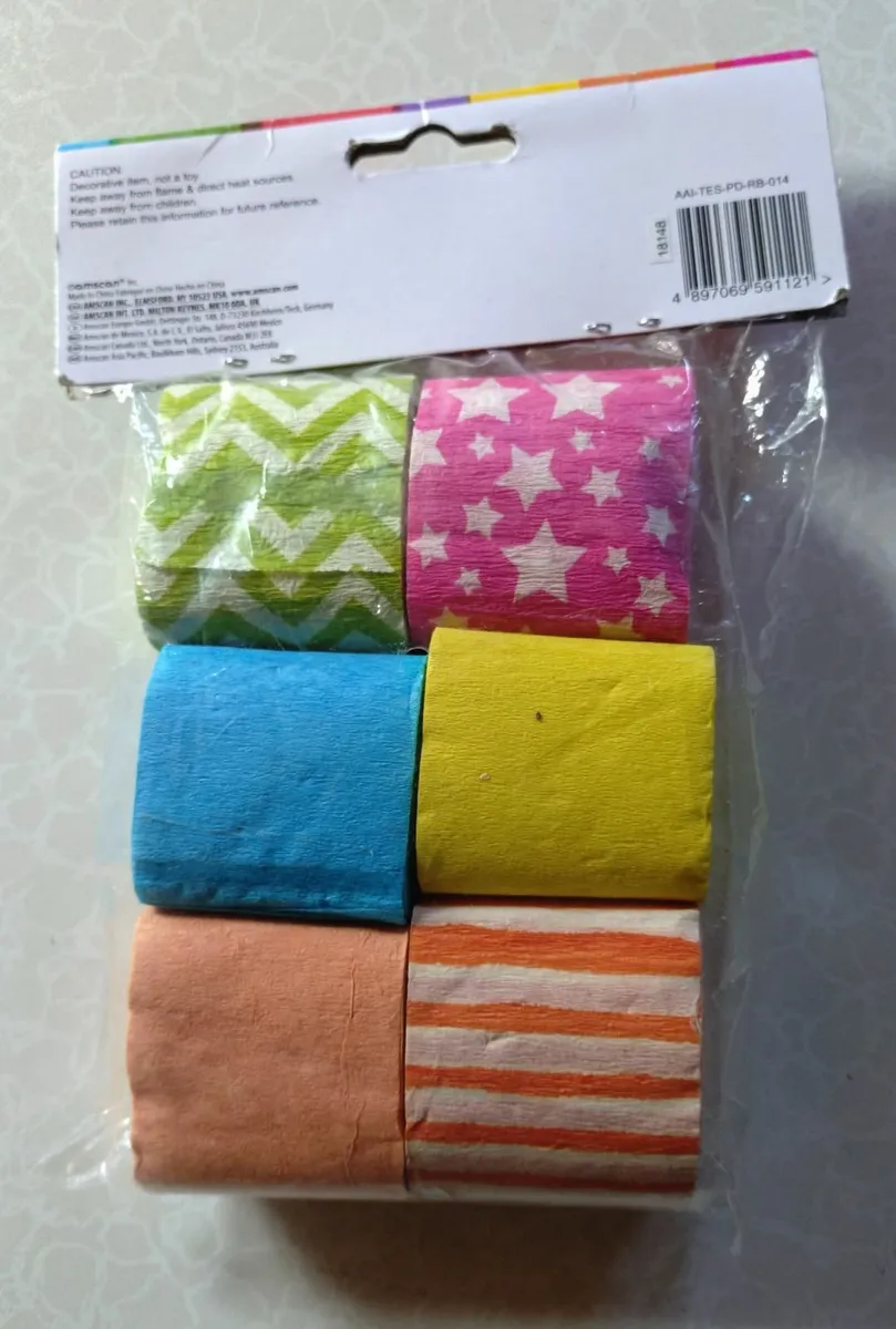 BOX OF CHALK & PACKET OF PAPER STREAMERS (NEW). - Image 3