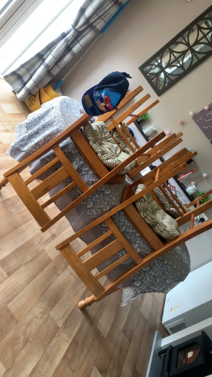 Table and chairs - Image 1