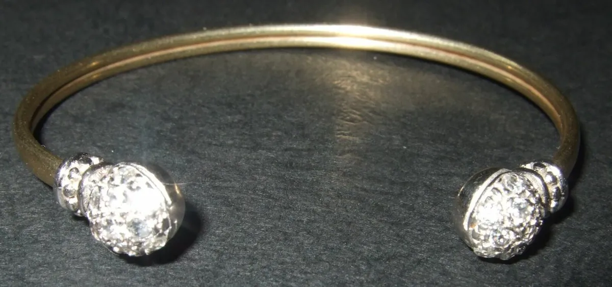 Vintage 9ct Gold Gemset Torque Bangle - Image 3