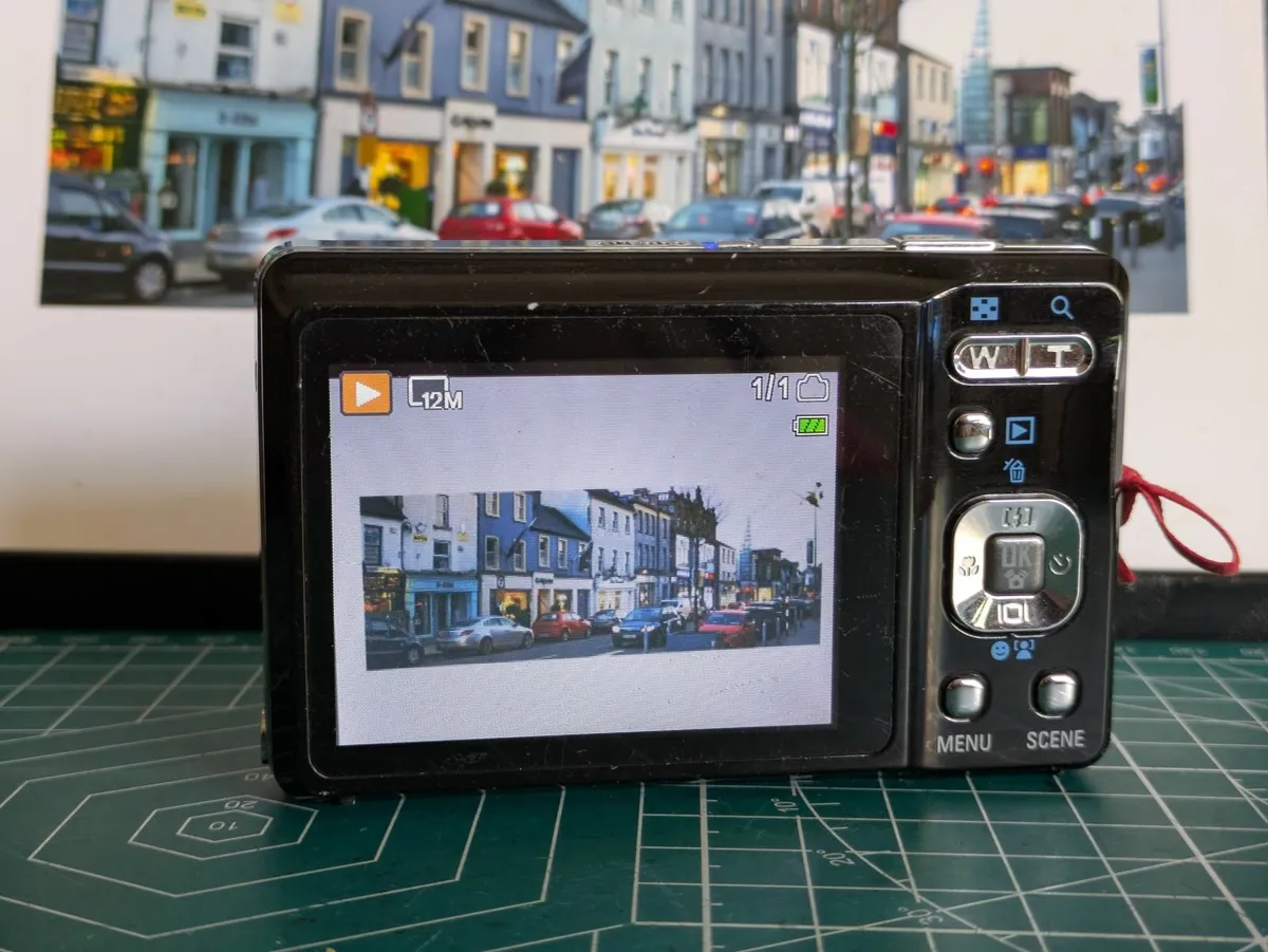 Medion 12MP CCD digital compact camera - Image 1