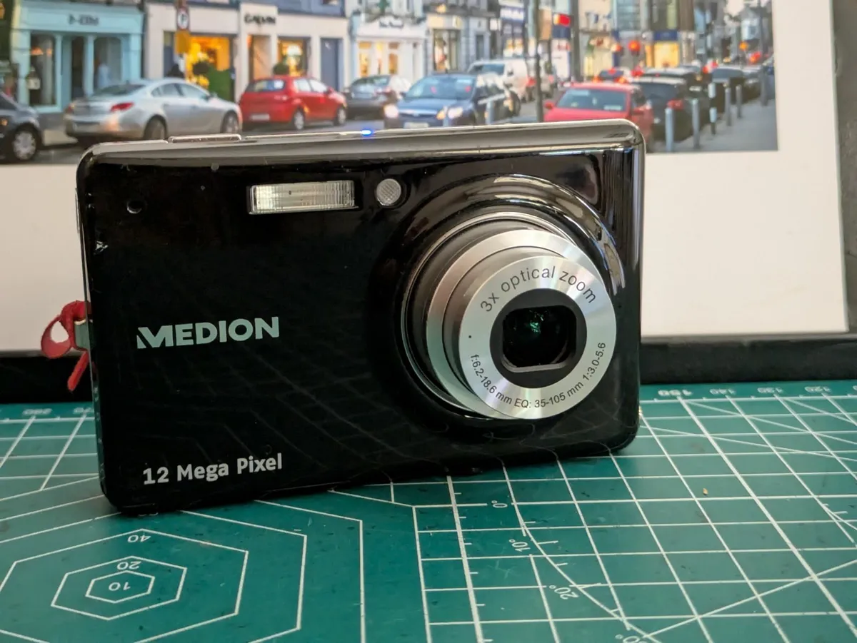 Medion 12MP CCD digital compact camera - Image 2