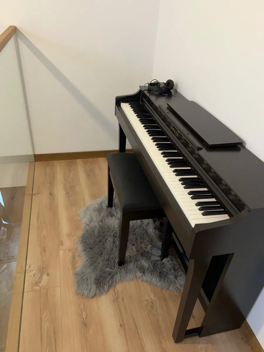 Piano Yamaha Clarinova CLP-625 - Image 1