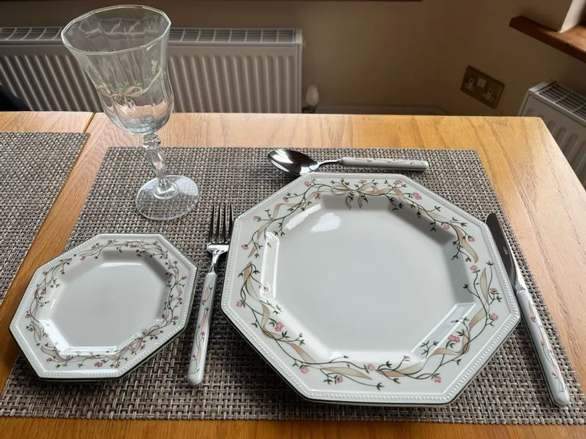 Johnson Bros. Eternal Beau 24 pieces in excellent pristine condition
