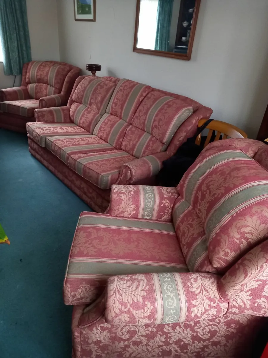 Suite of furniture - Image 1