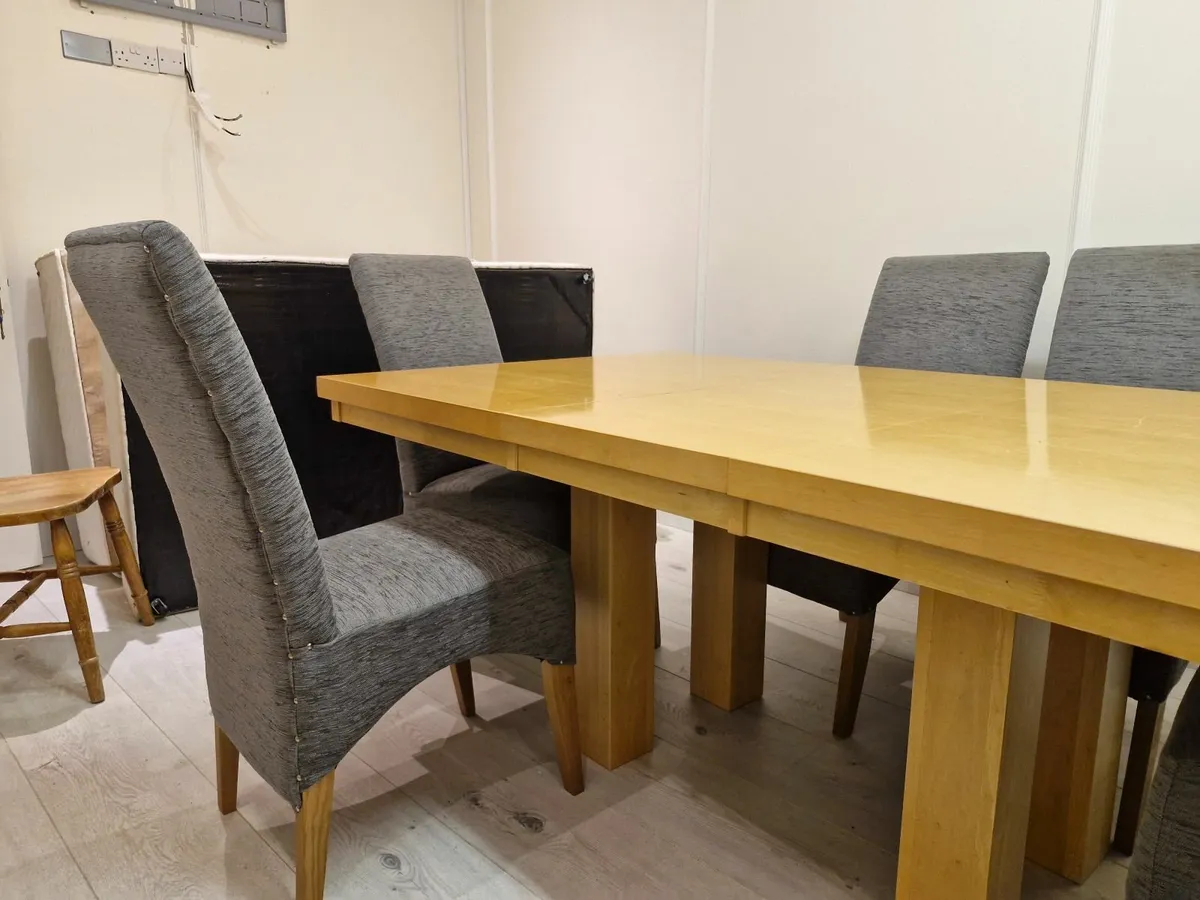 Table and chairs - Image 4