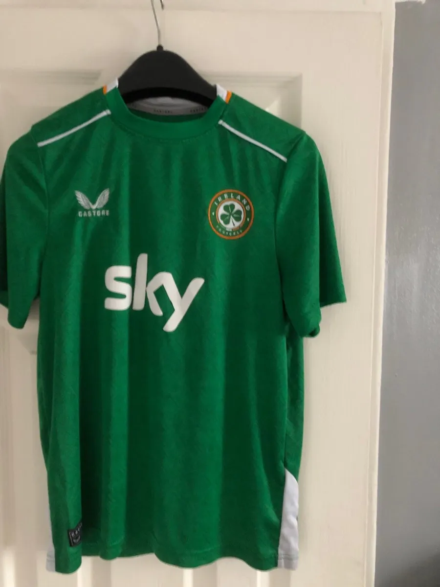 Boys / Girjs Ireland jersey age 12 €20 - Image 1