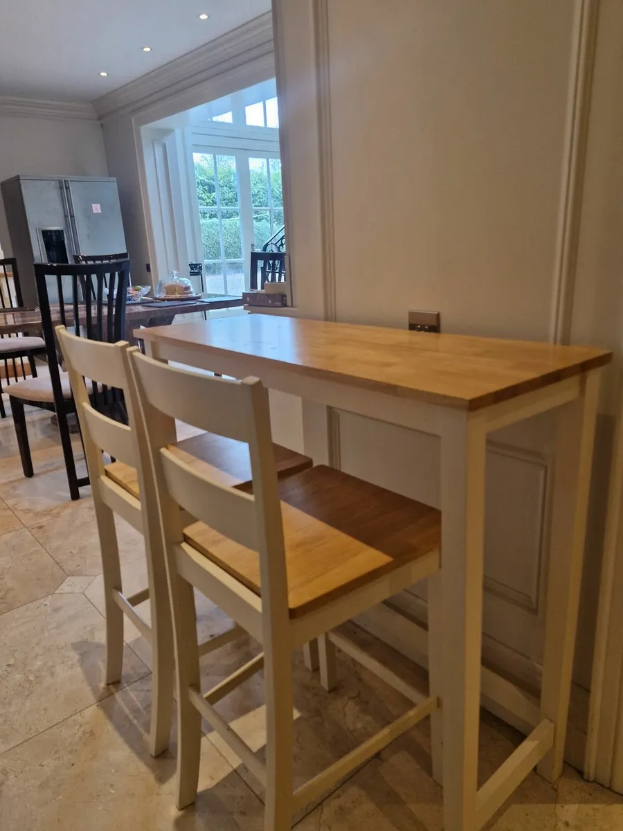 Table and chairs - Image 3