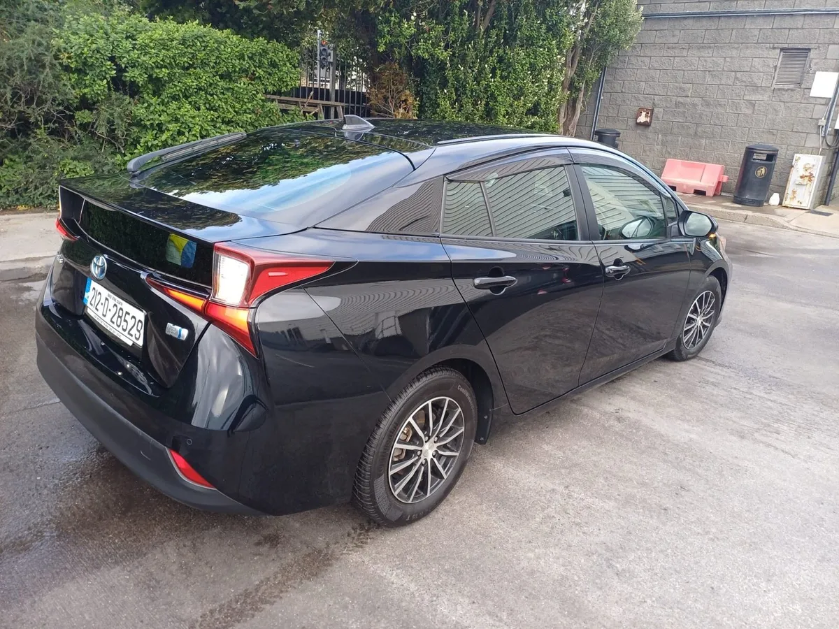 Toyota Prius Hybrid 2021 - Image 2