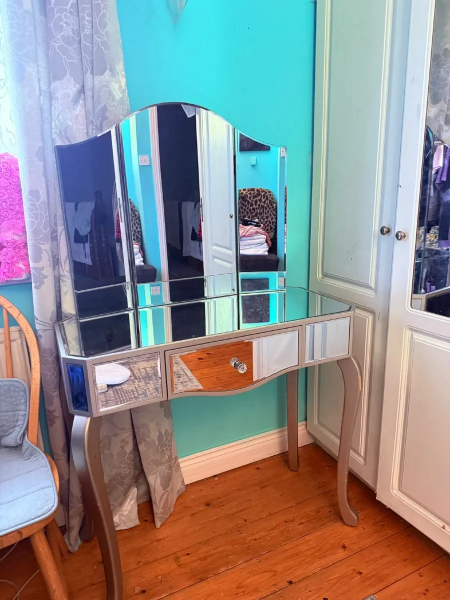 Dressing table with mirror - Image 2