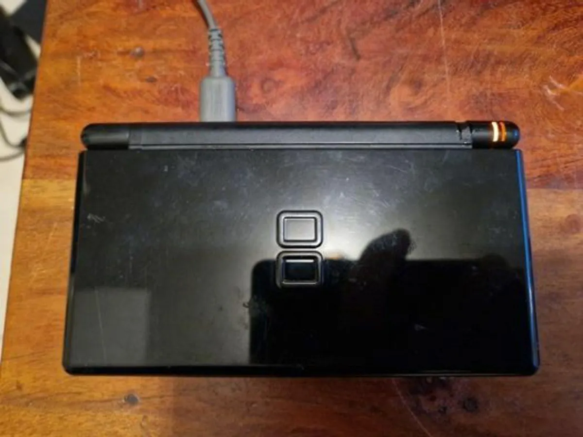 3 Nintendo DS Lite, White, Red, Black, 1 Charger - Image 4