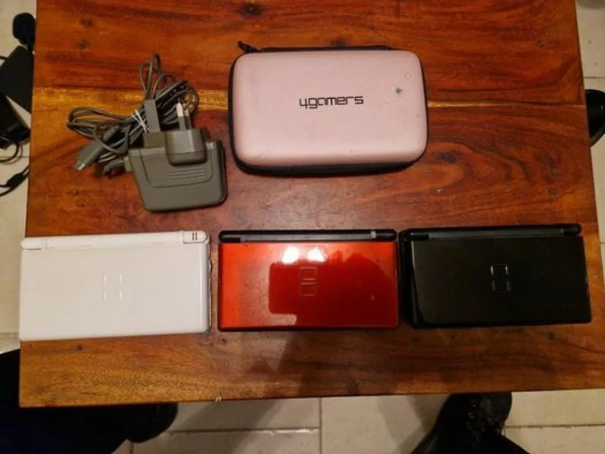3 Nintendo DS Lite, White, Red, Black, 1 Charger - Image 1