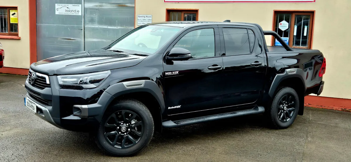 Toyota Hilux Invincible X Auto 2025 - Image 3