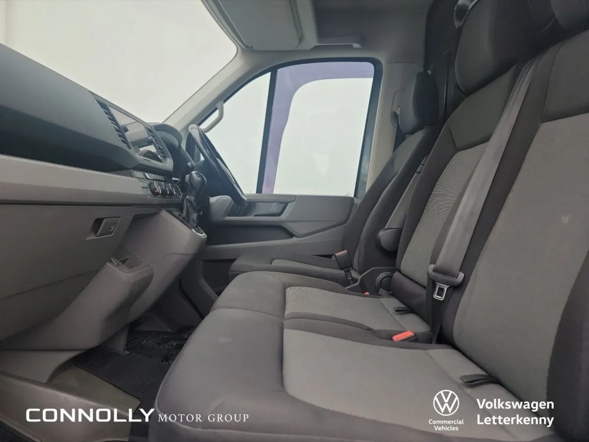 Volkswagen Crafter Crafter H 35 MWB 177BHP A8F 5DR - Image 4