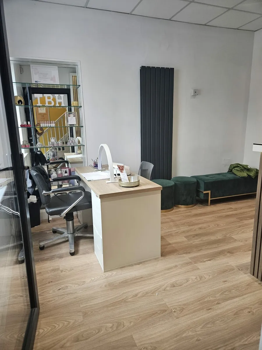 Nail table to rent in busy hair salon - Image 2