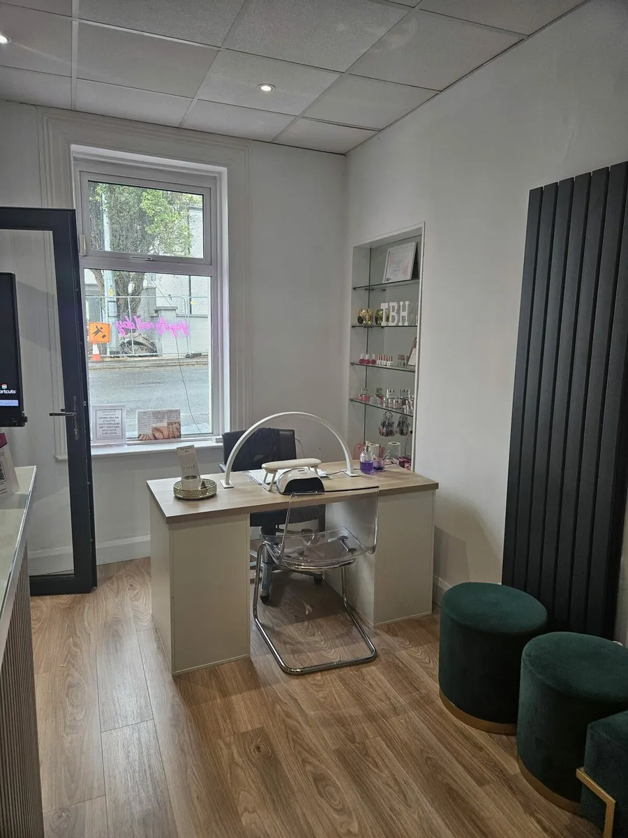 Nail table to rent in busy hair salon - Image 3