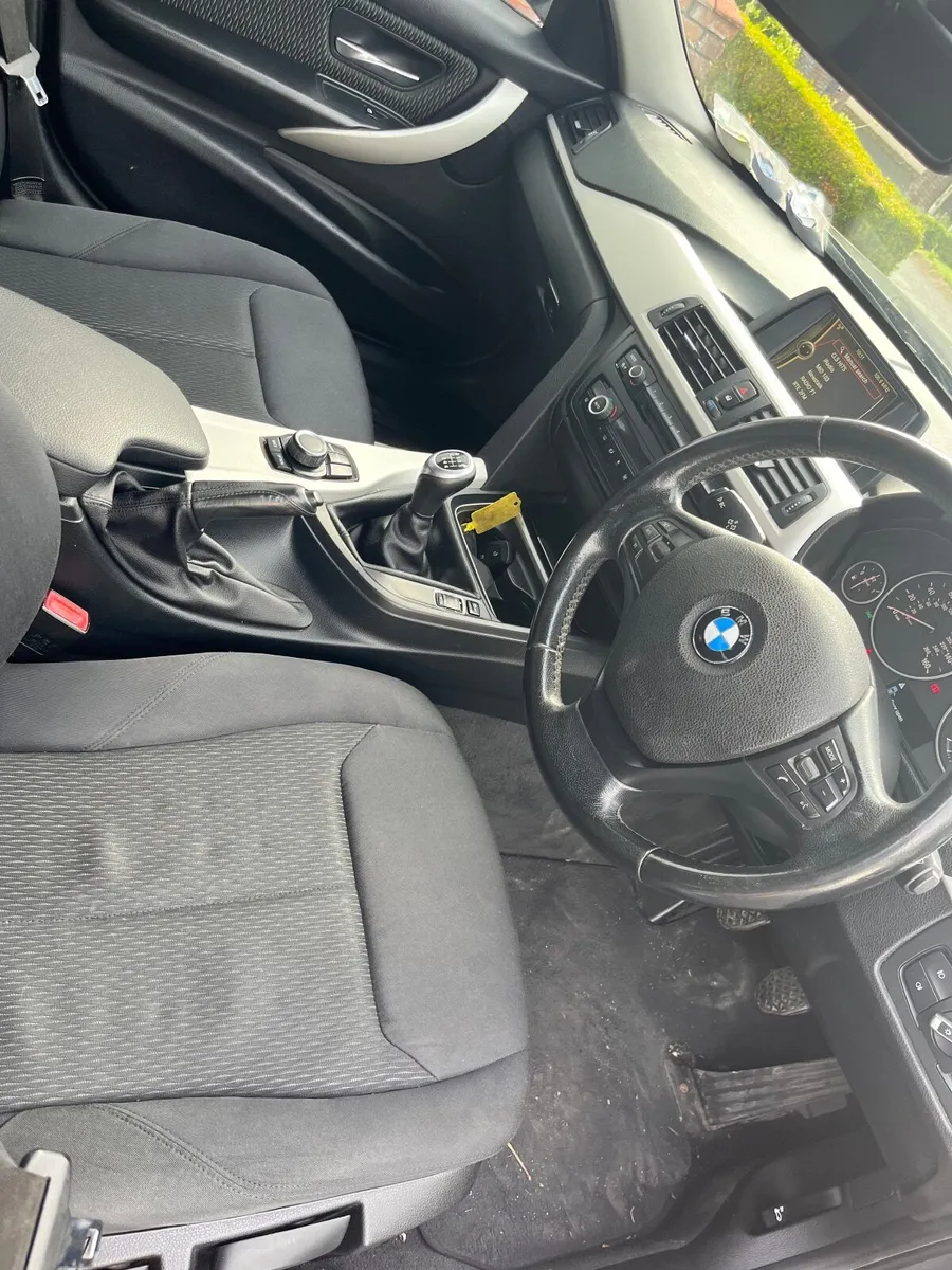 318 BMW 2013 - Image 2