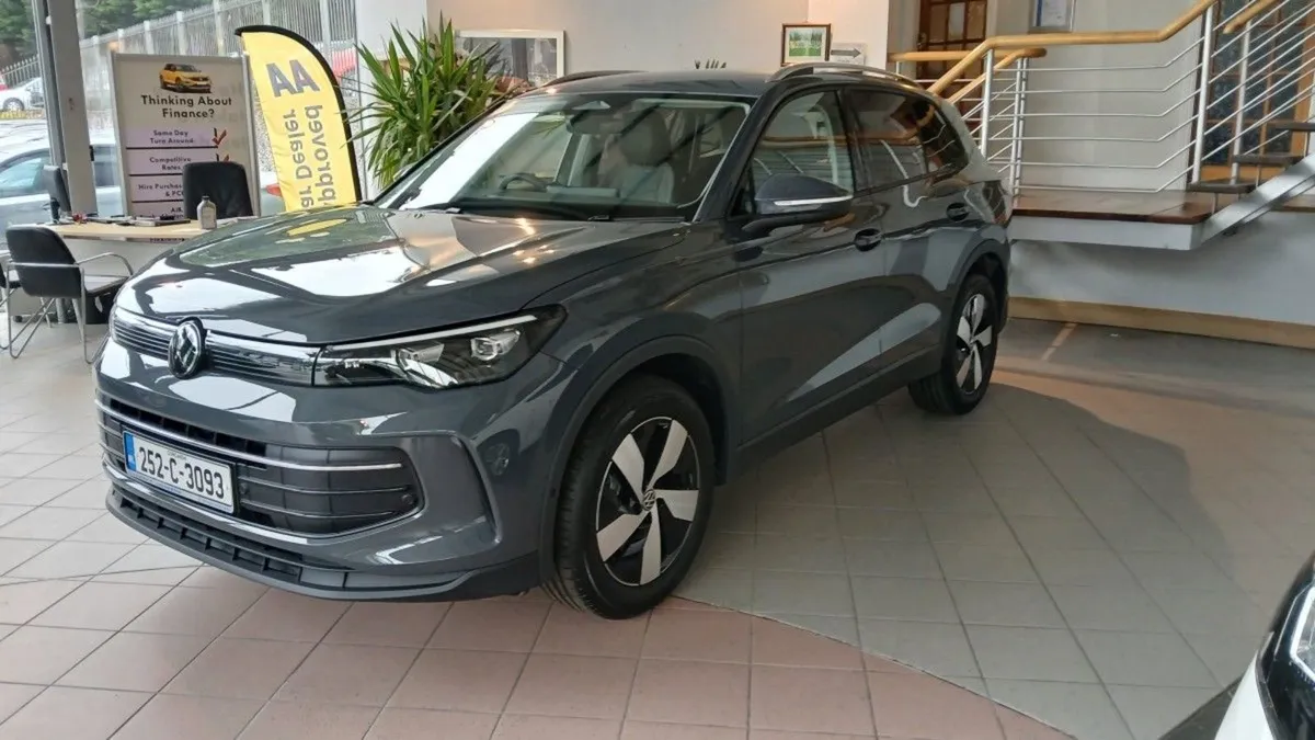 Volkswagen Tiguan 2.0 TDi Life  Edition 75 Dsg  D - Image 2