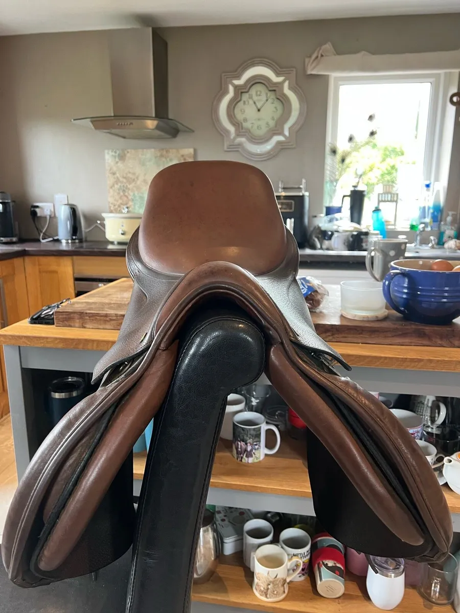 Saddle 17” medium - Image 2