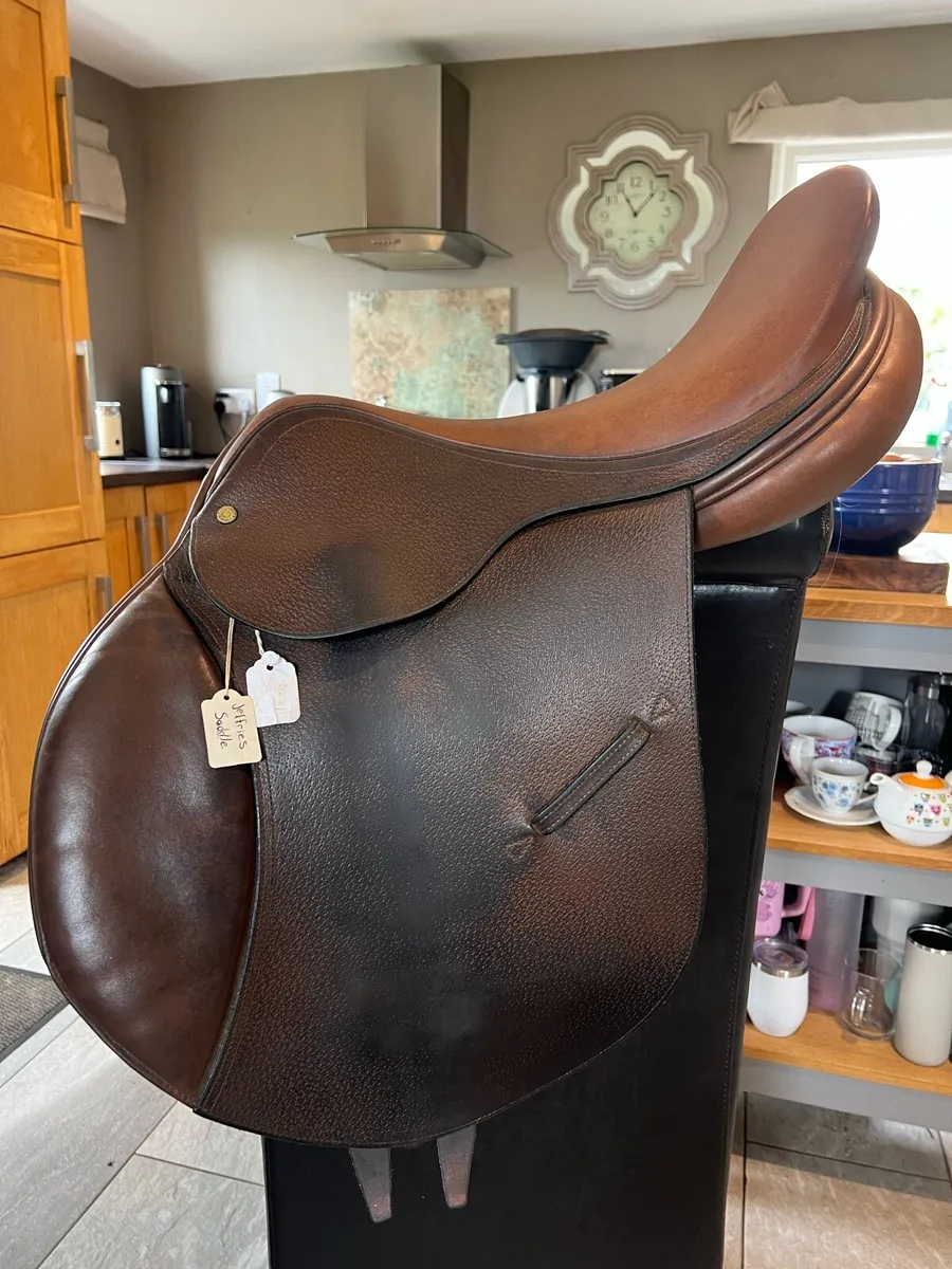 Saddle 17” medium - Image 1