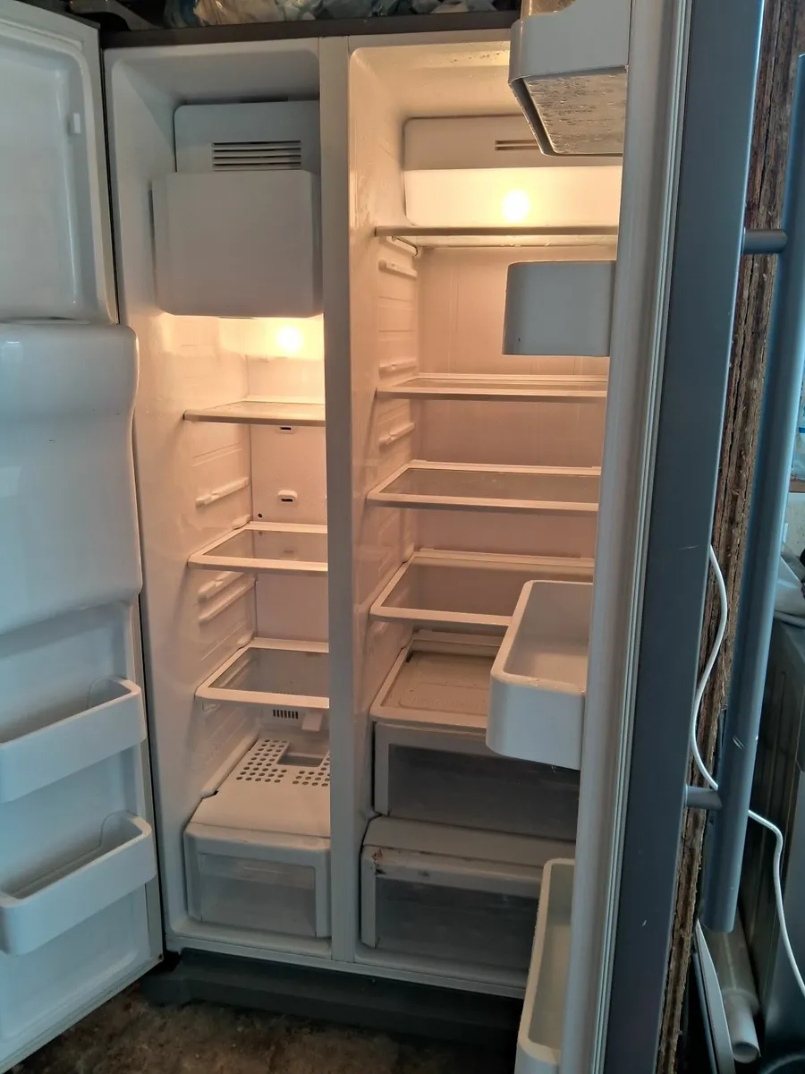 SAMSUNG AMERICAN FRIDGE AND FREEZER - Image 2