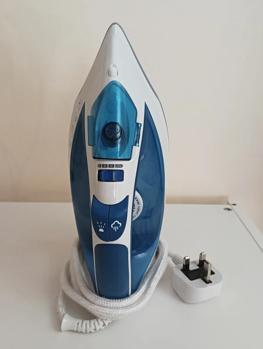 Steam iron - Image 2