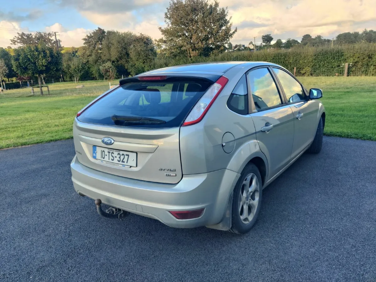 Ford Focus 2010 - Image 2