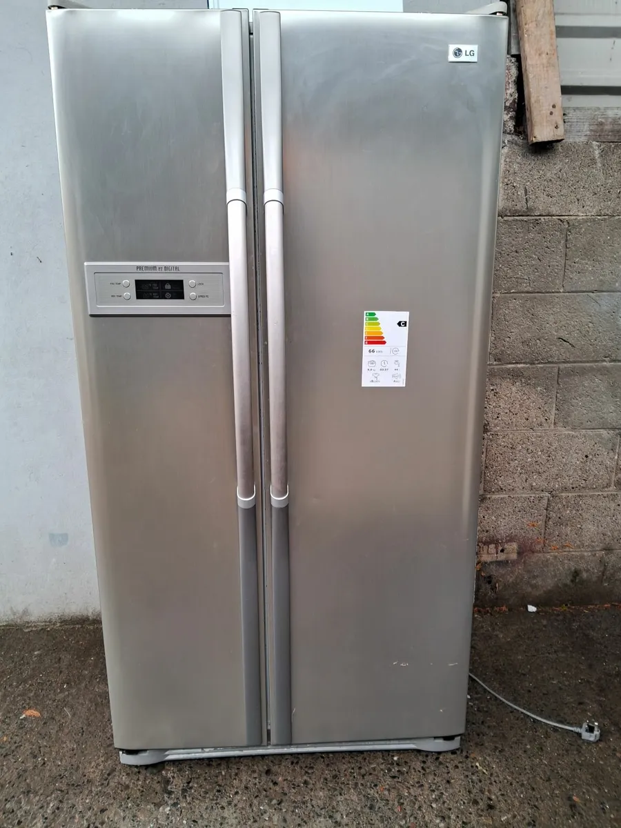 LG AMERICAN FRIDGE AND FREEZER - Image 4