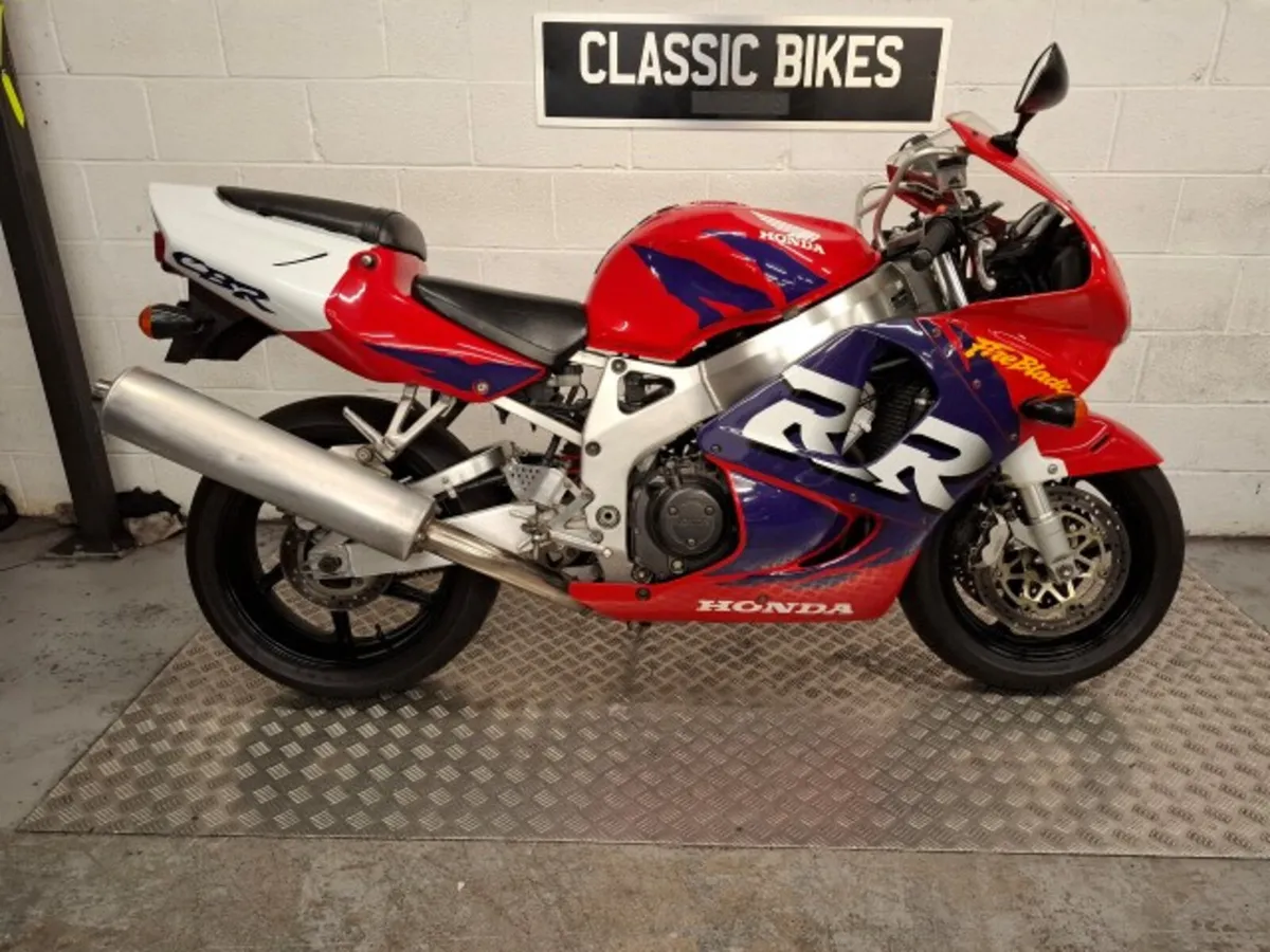 Honda CBR900RR Fireblade 1998 - Image 1