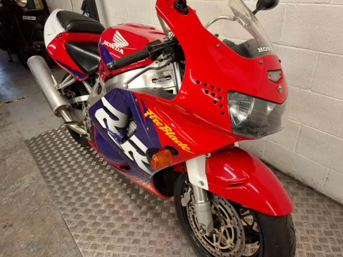 Honda CBR900RR Fireblade 1998 - Image 2
